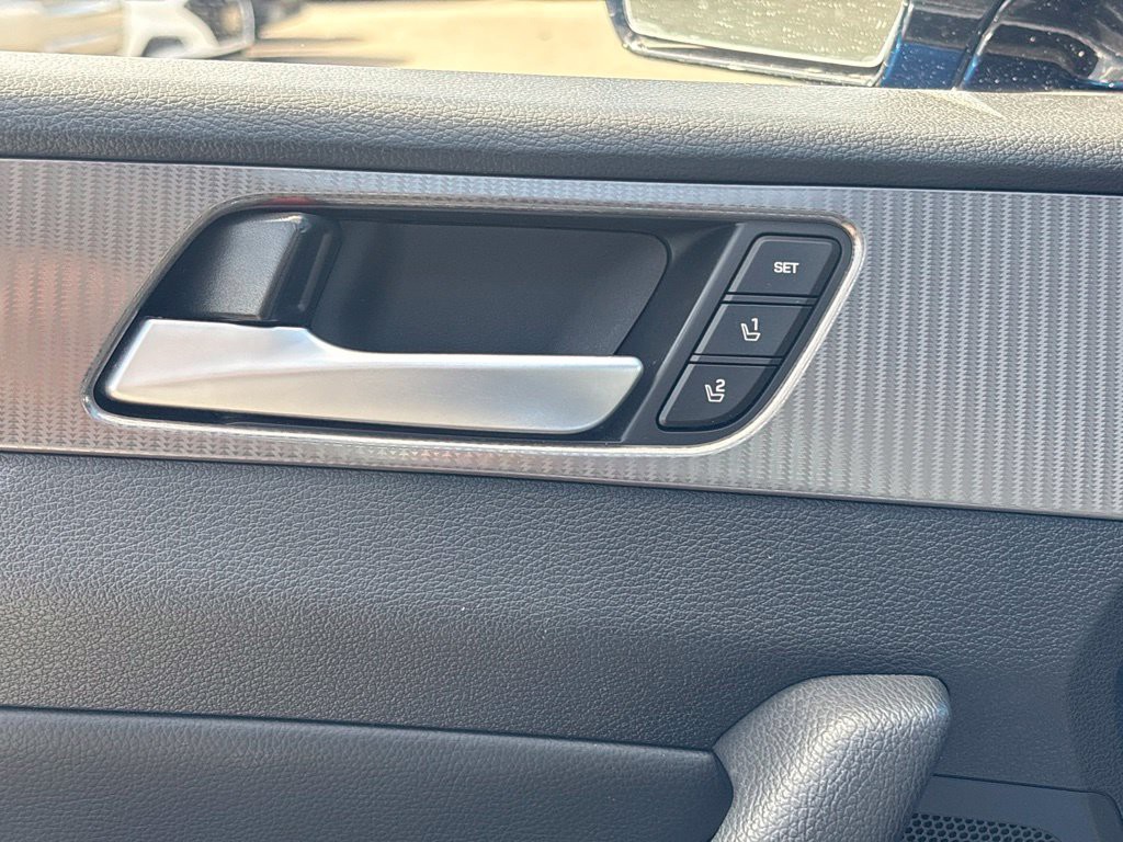 Used 2018 Blue Hyundai Limited image 13