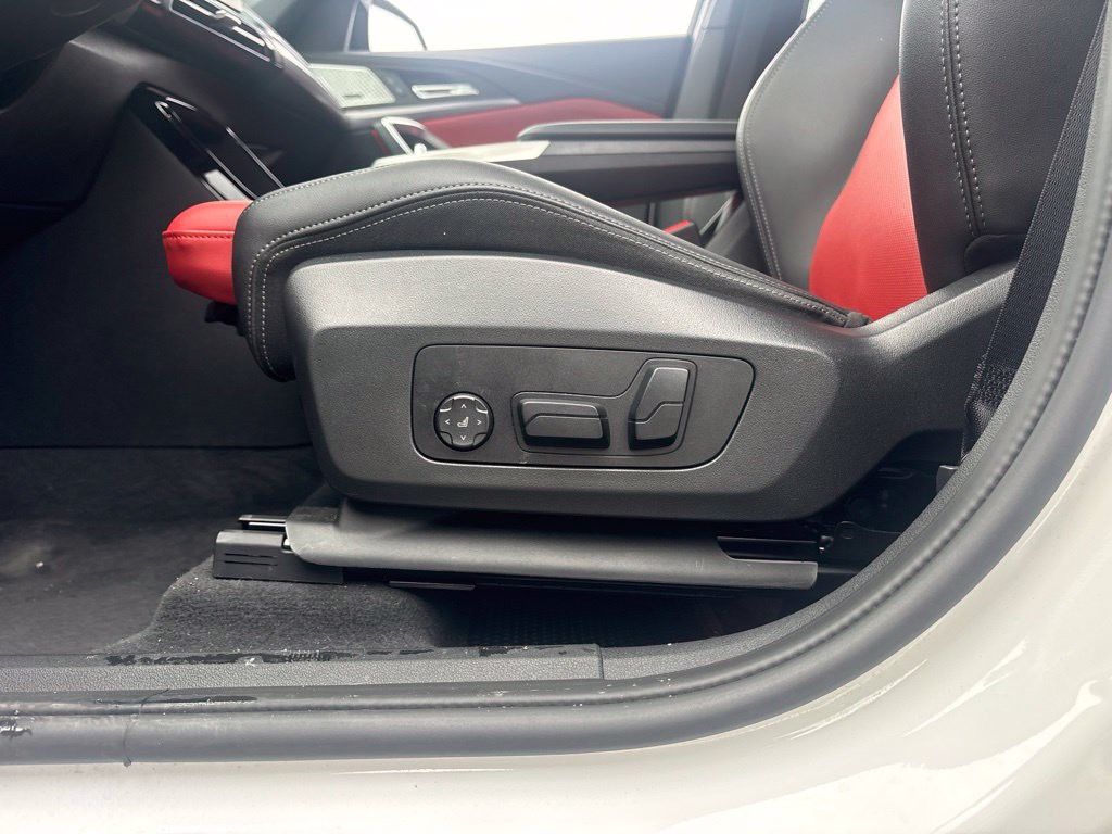 Used 2025 White BMW M35i image 10