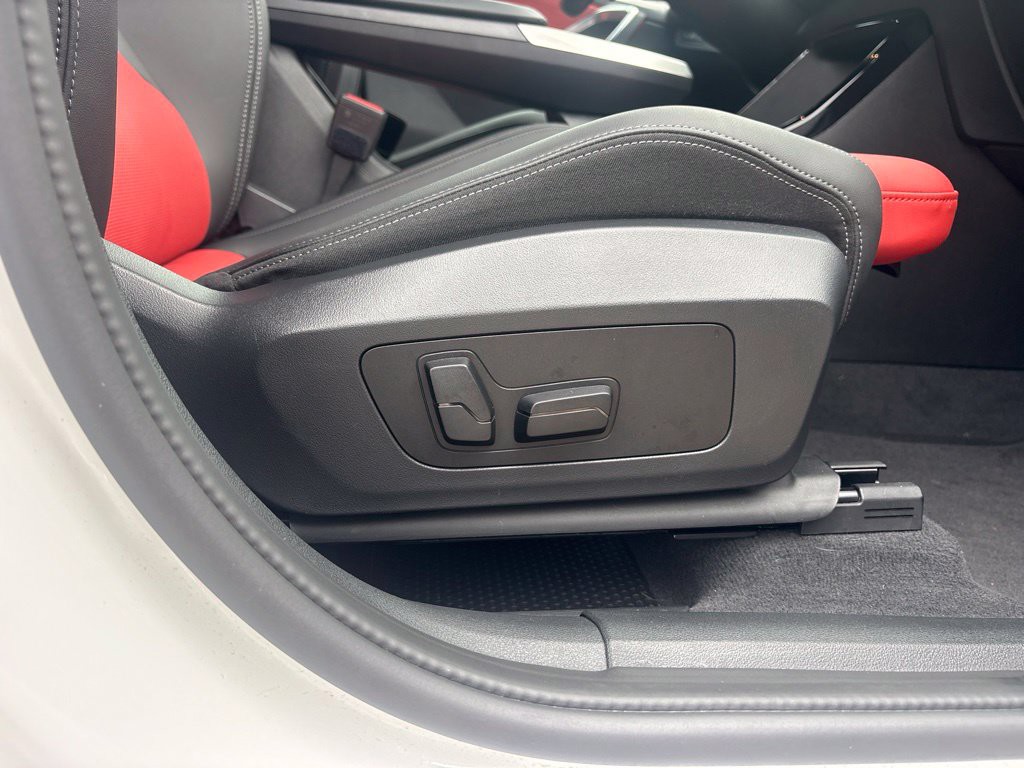 Used 2025 White BMW M35i image 22