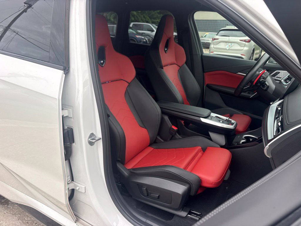 Used 2025 White BMW M35i image 21