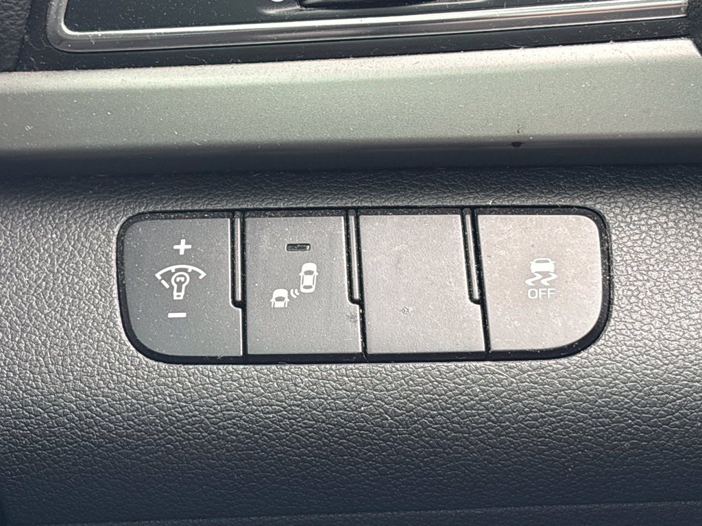 Used 2018 Black Hyundai SEL image 23