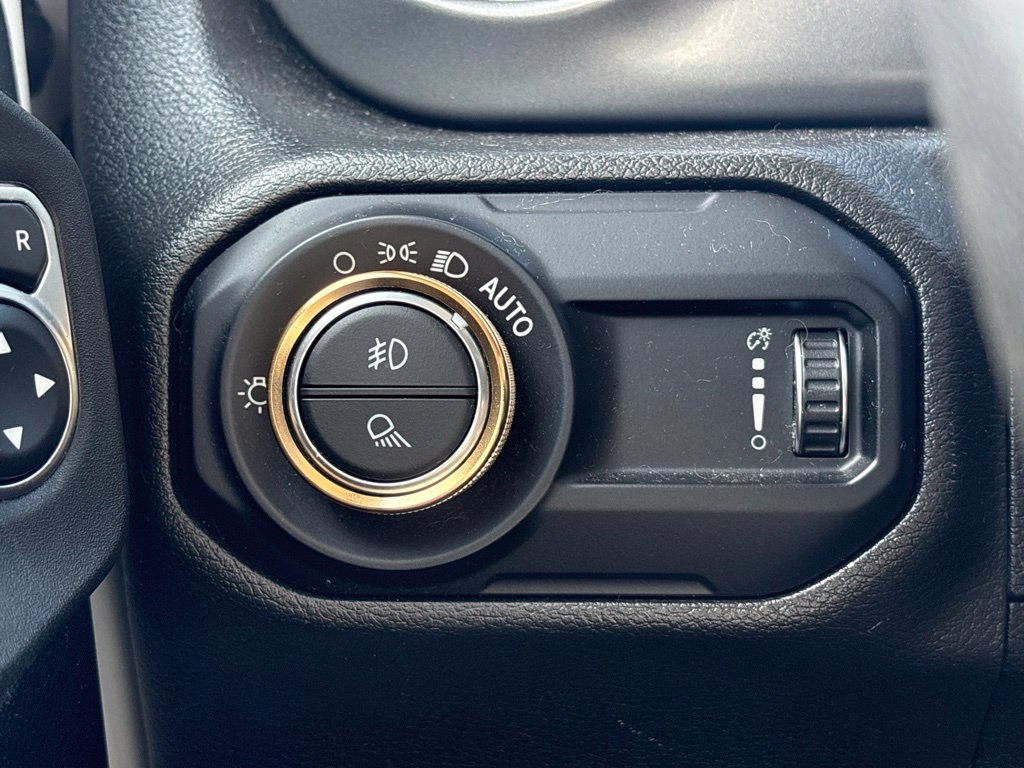 Used 2023 White Jeep Sport S image 28
