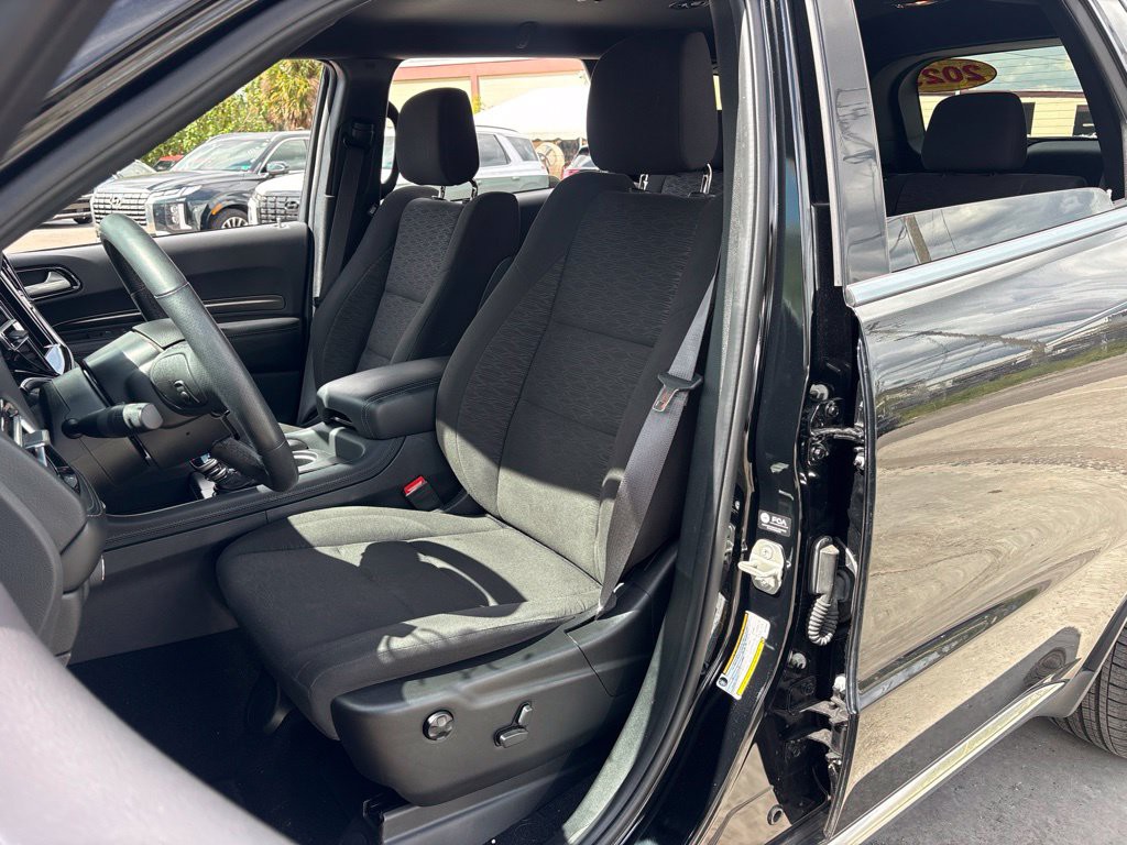 Used 2023 Black Dodge SXT image 9