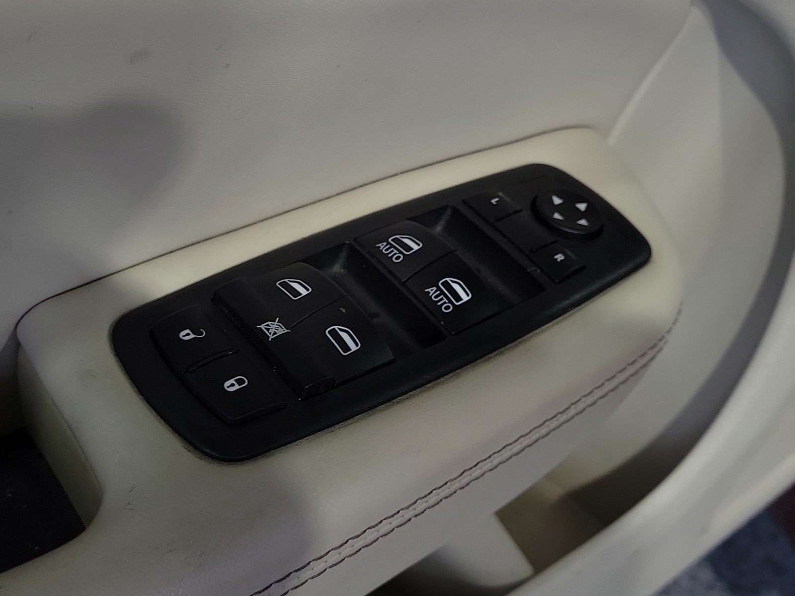 Used 2015 Velvet Red Pearlcoat Chrysler C image 16