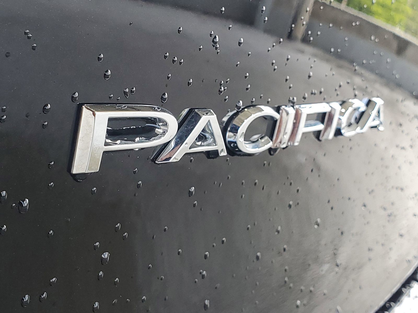 Certified Used 2025 Diamond Black Crystal Pearlcoat Chrysler Select image 5