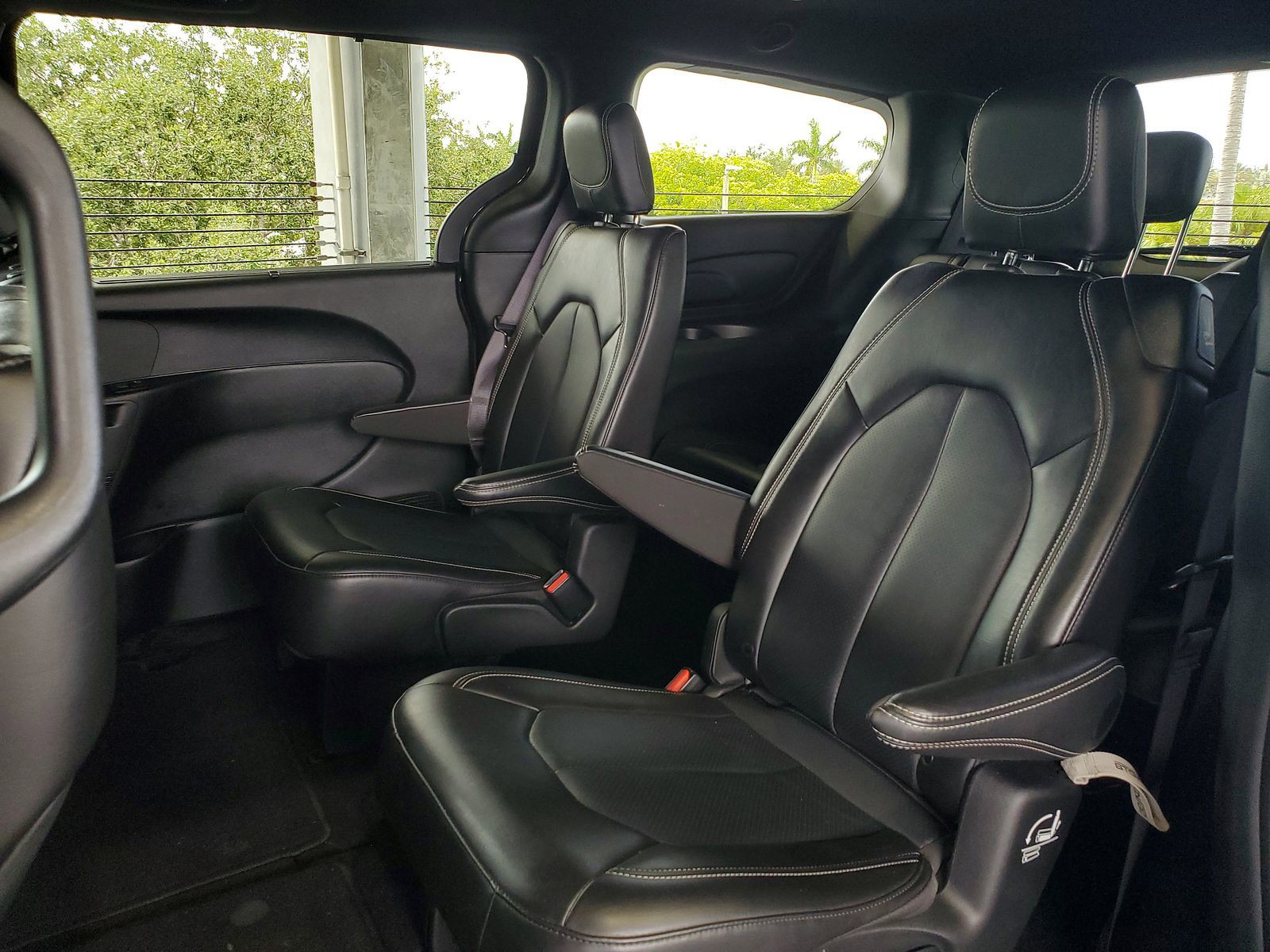 Certified Used 2025 Diamond Black Crystal Pearlcoat Chrysler Select image 8