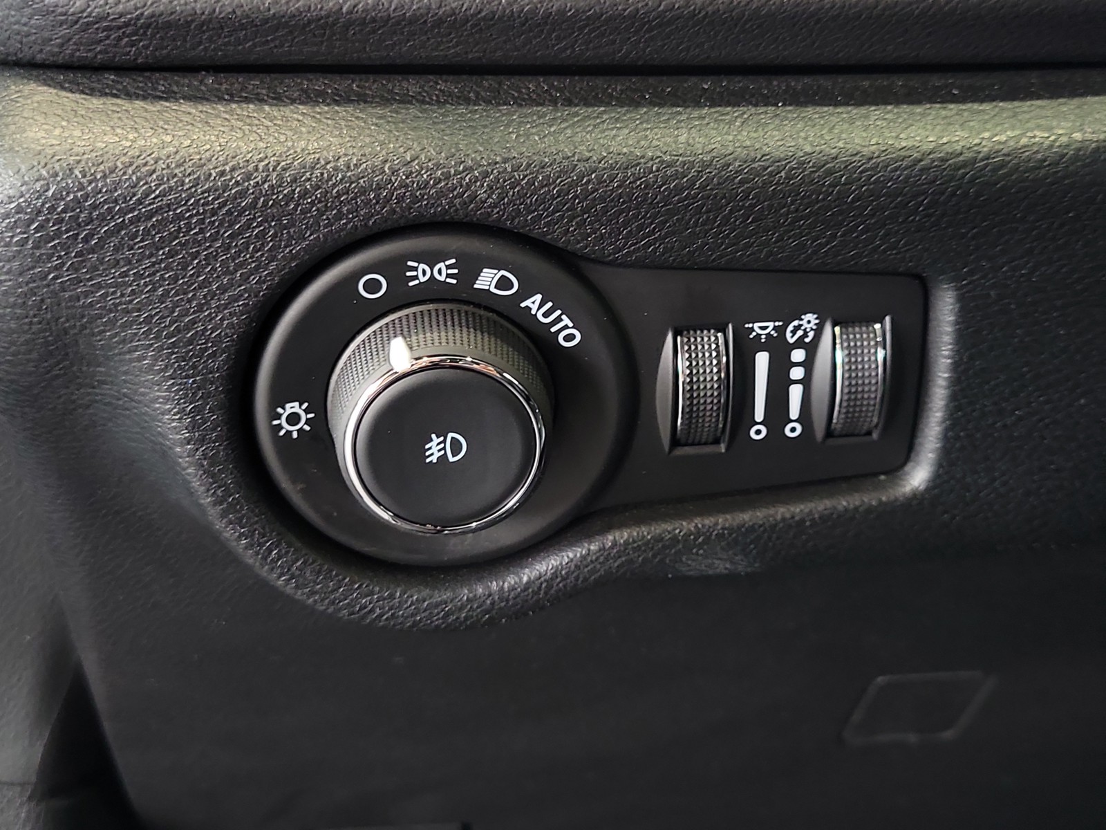 Used 2025 Diamond Black Crystal Pearlcoat Chrysler Select image 23