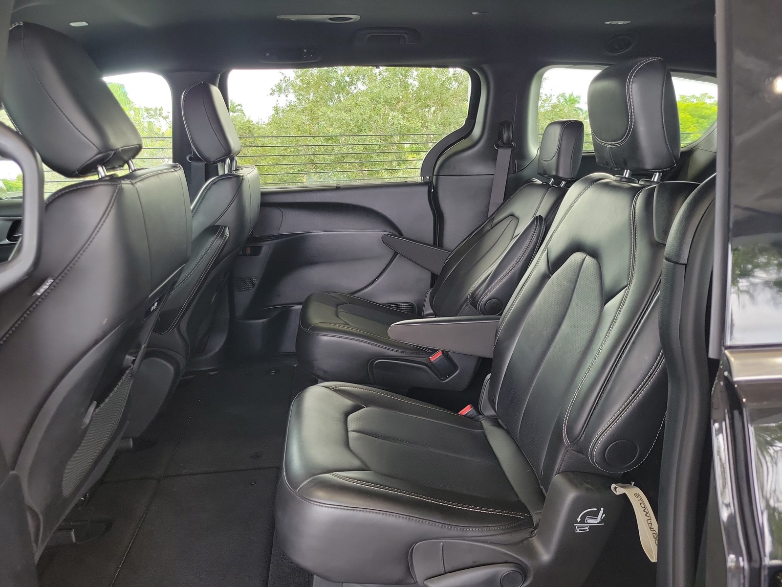 Used 2025 Diamond Black Crystal Pearlcoat Chrysler Select image 11