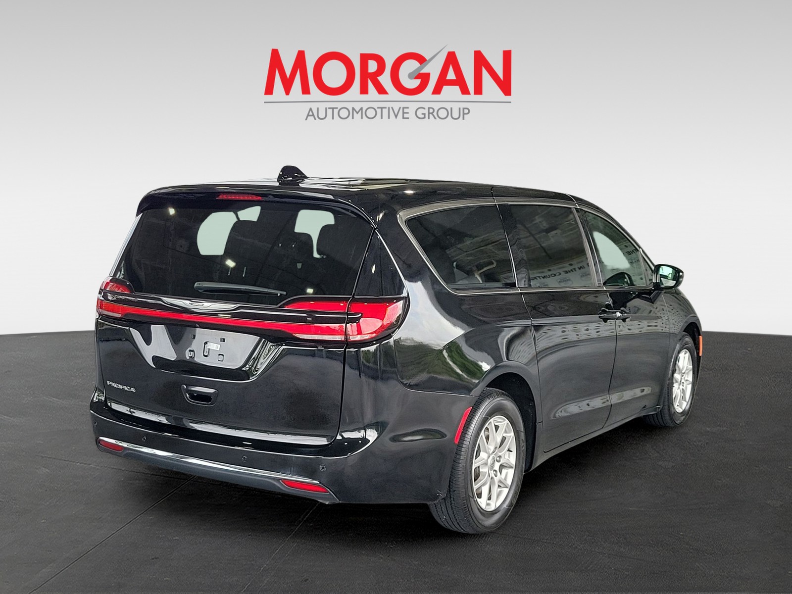 Used 2025 Diamond Black Crystal Pearlcoat Chrysler Select image 2