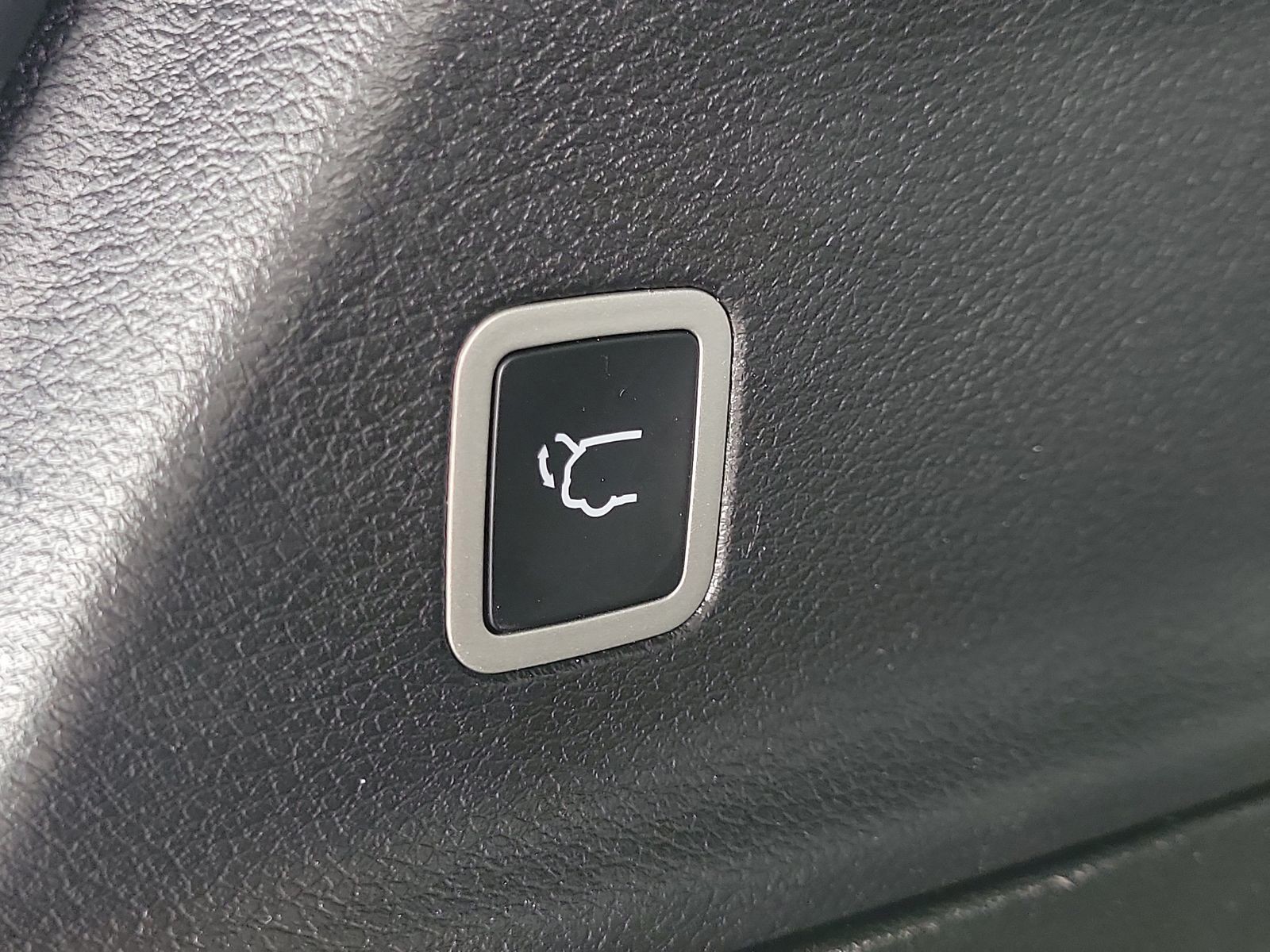 Used 2025 Diamond Black Crystal Pearlcoat Chrysler Select image 9