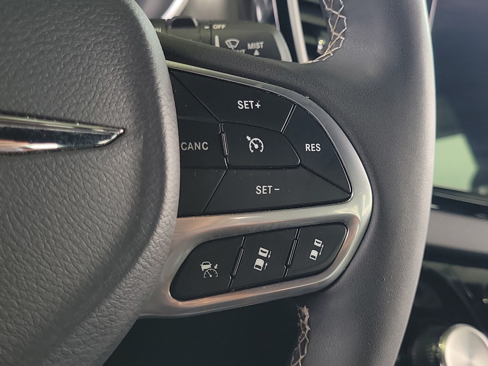 Used 2025 Diamond Black Crystal Pearlcoat Chrysler Select image 26