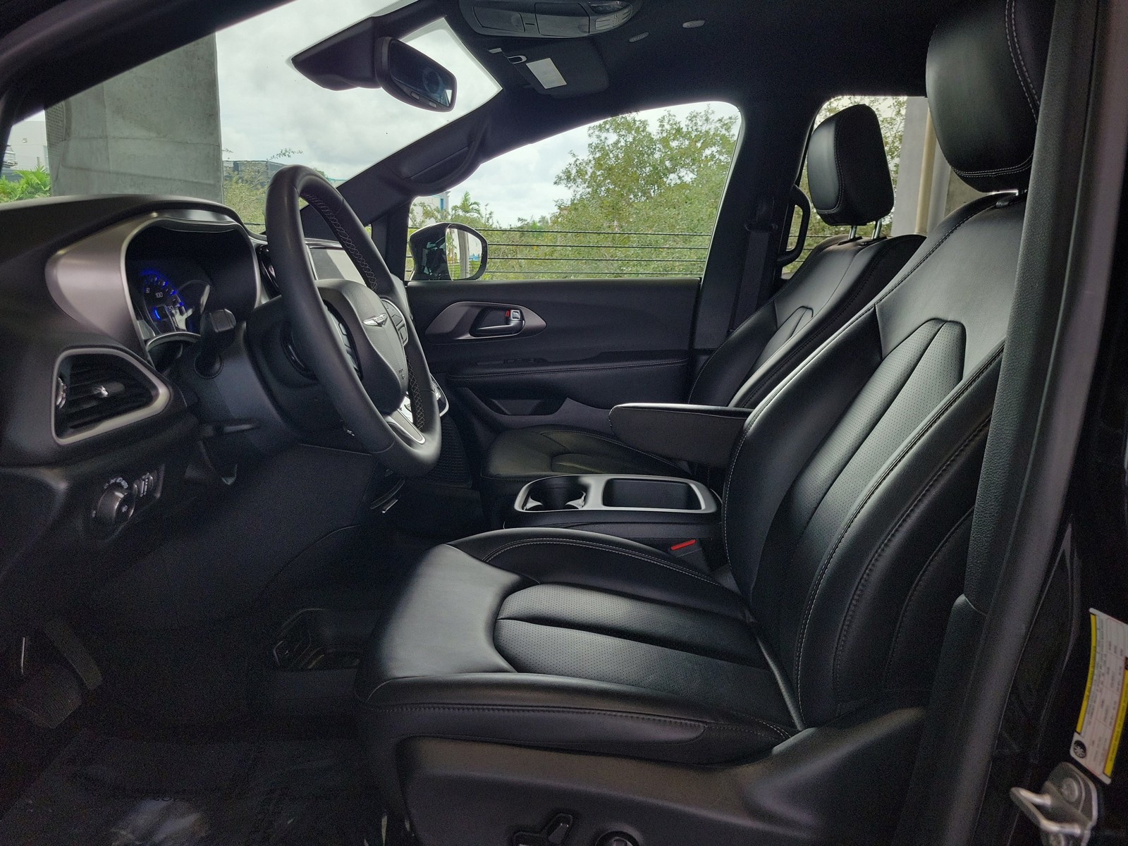 Used 2025 Diamond Black Crystal Pearlcoat Chrysler Select image 20