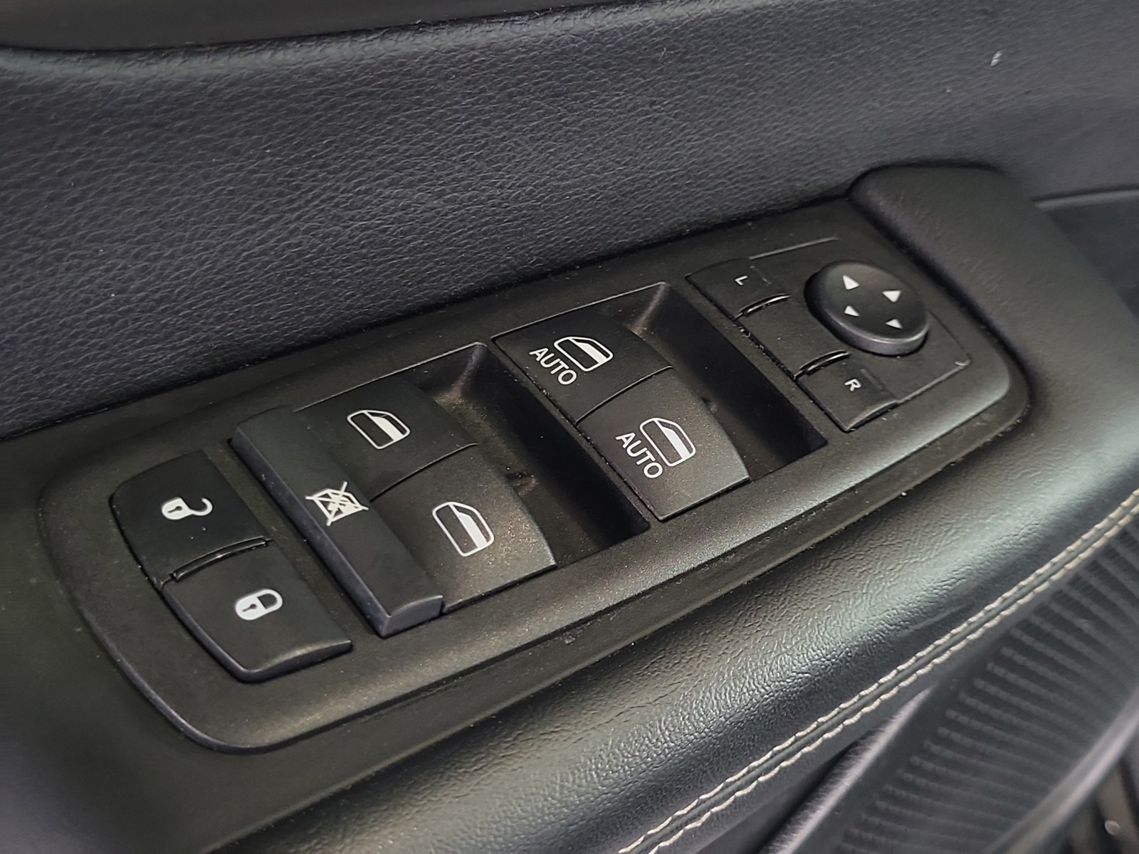 Used 2025 Diamond Black Crystal Pearlcoat Chrysler Select image 18