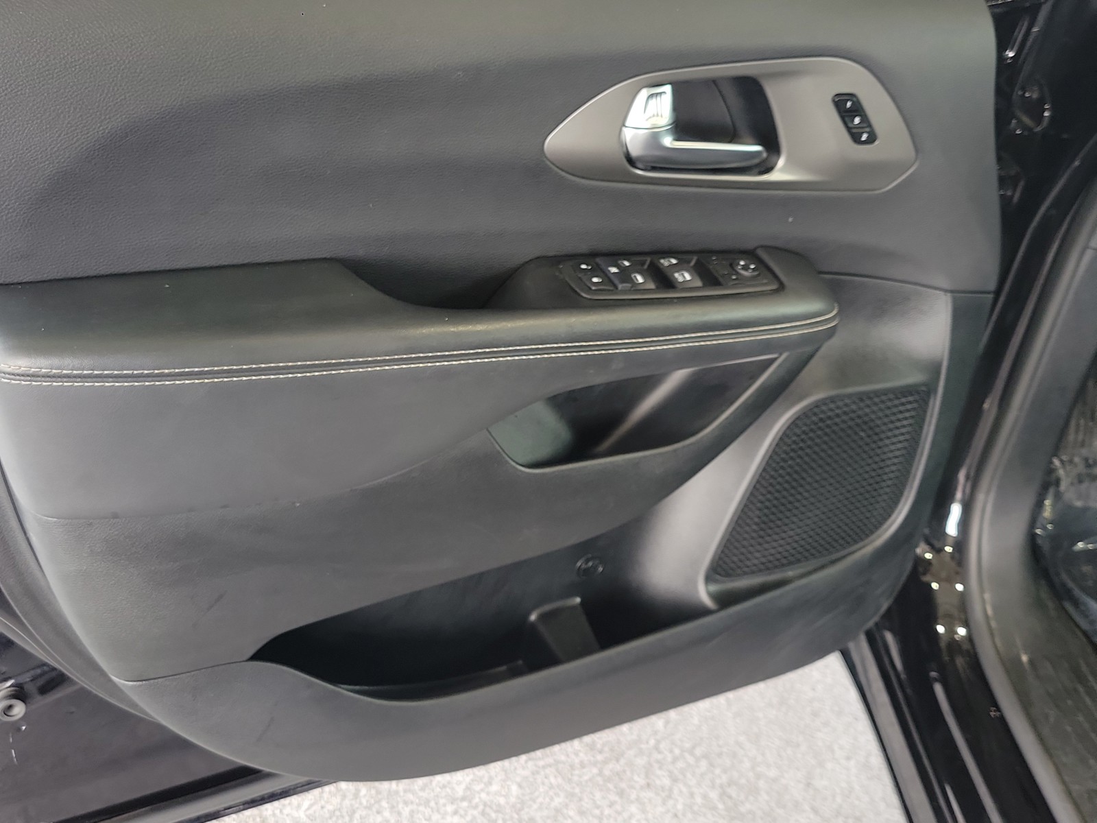 Used 2025 Diamond Black Crystal Pearlcoat Chrysler Select image 17