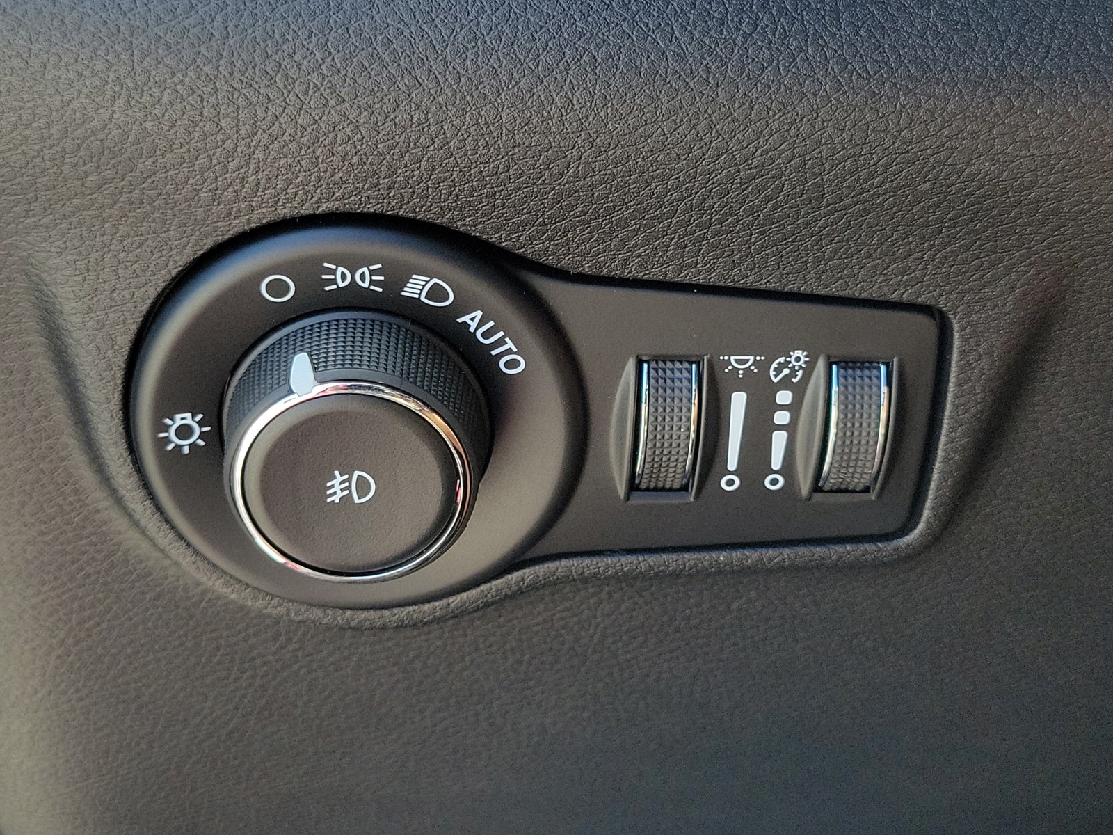 New 2026 Red Hot Pearlcoat Jeep Latitude Altitude image 21