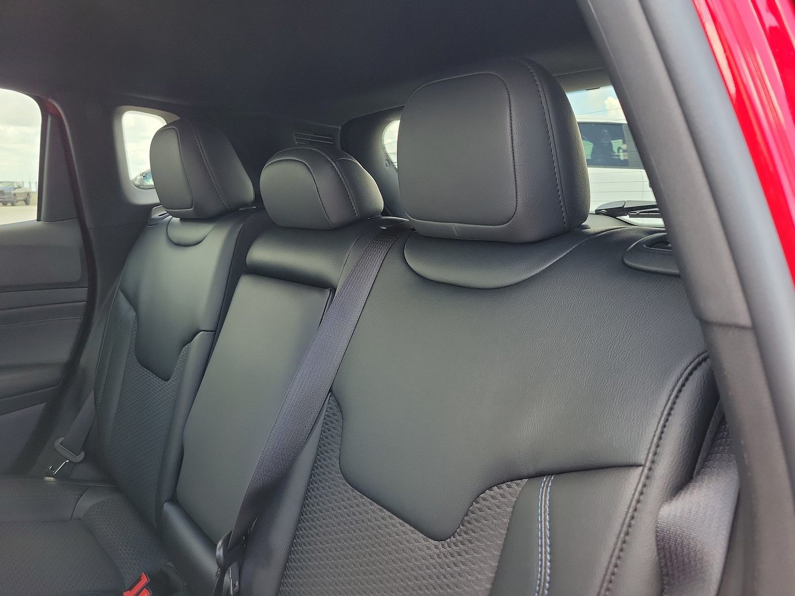 New 2026 Red Hot Pearlcoat Jeep Latitude Altitude image 8