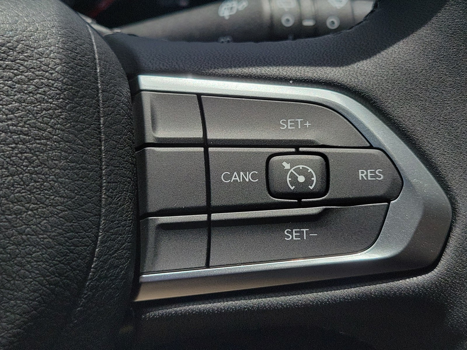New 2026 Red Hot Pearlcoat Jeep Latitude Altitude image 24