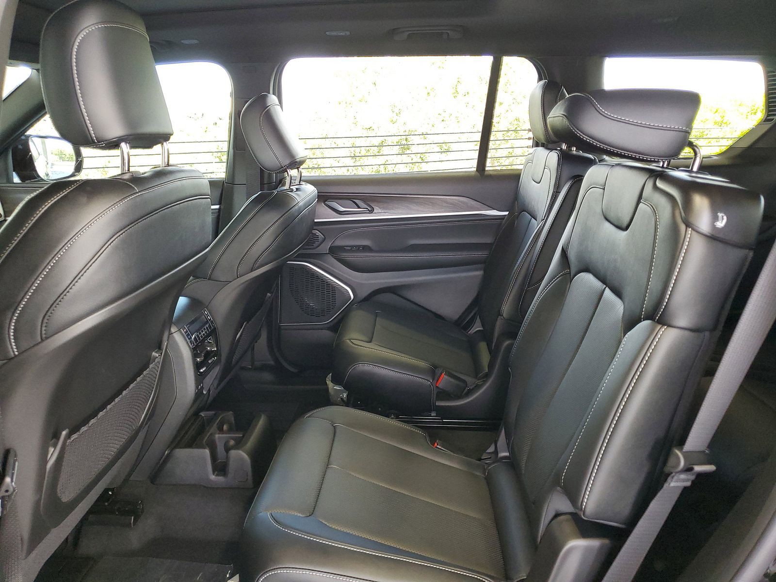 New 2026 Diamond Black Crystal Pearlcoat Jeep Limited Reserve image 9