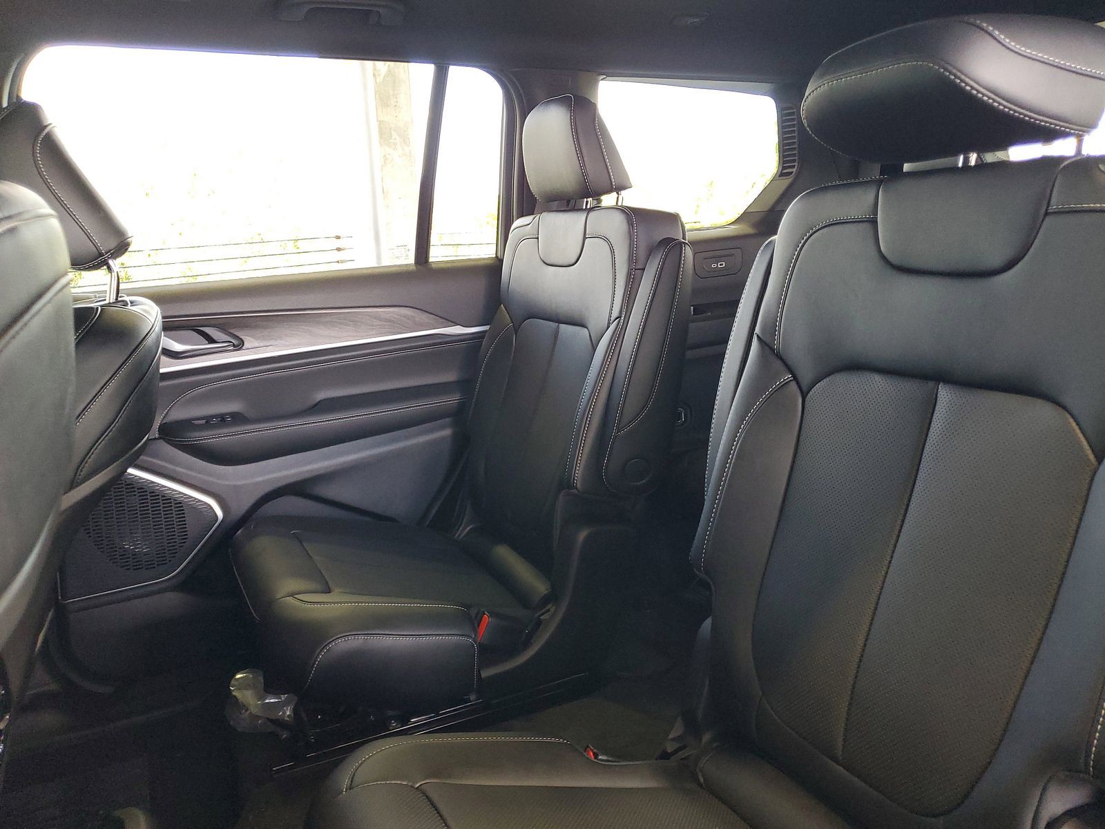 New 2026 Diamond Black Crystal Pearlcoat Jeep Limited Reserve image 8