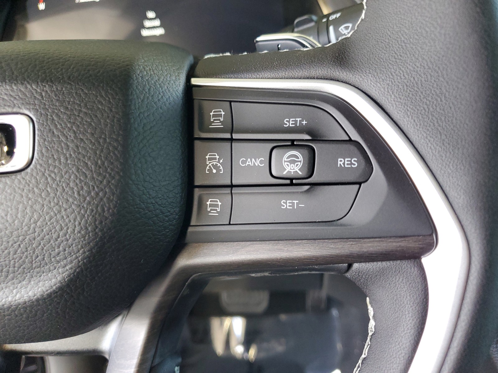 New 2026 Diamond Black Crystal Pearlcoat Jeep Limited Reserve image 25