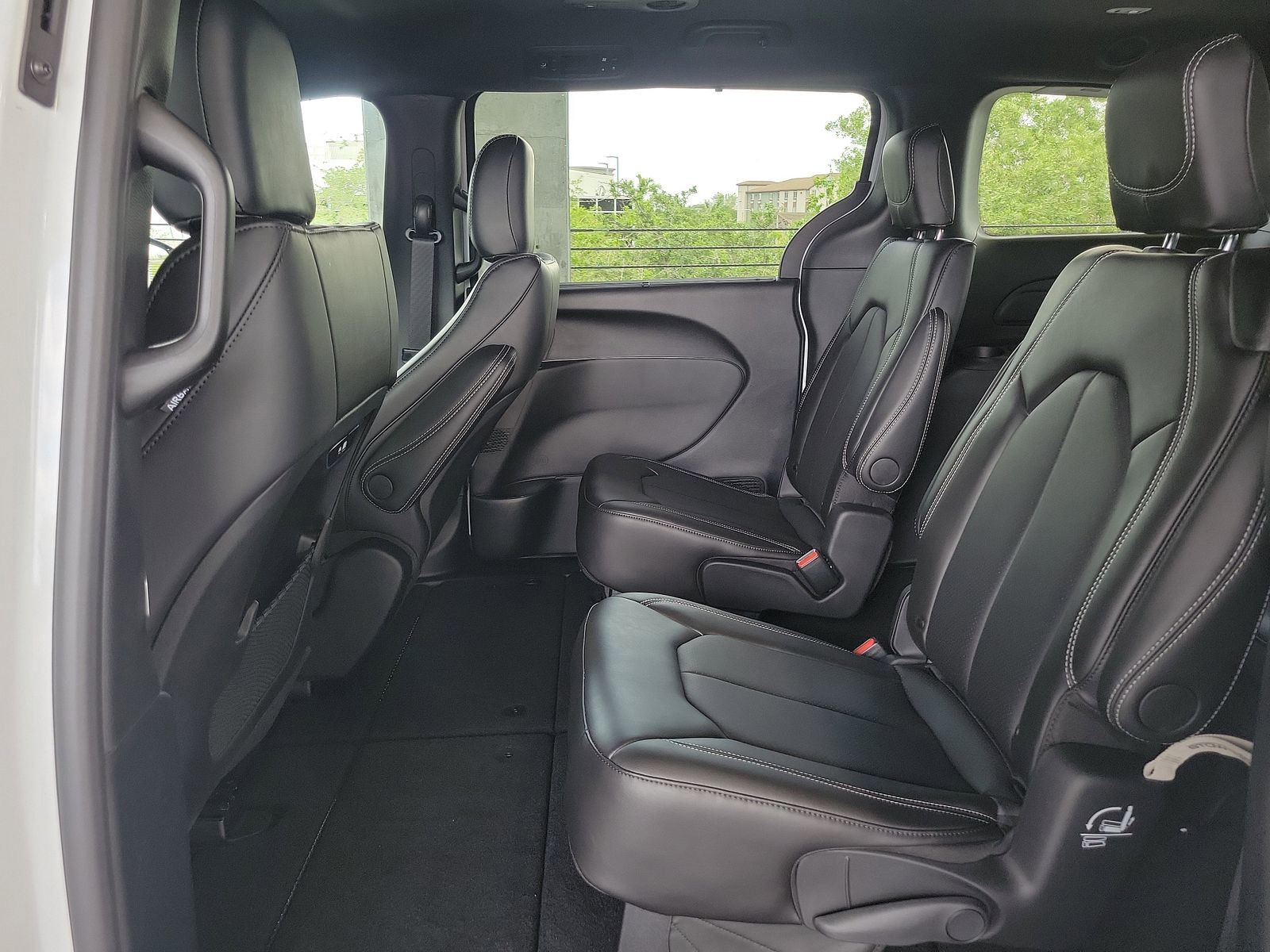 New 2026 Bright White Clearcoat Chrysler Select image 9