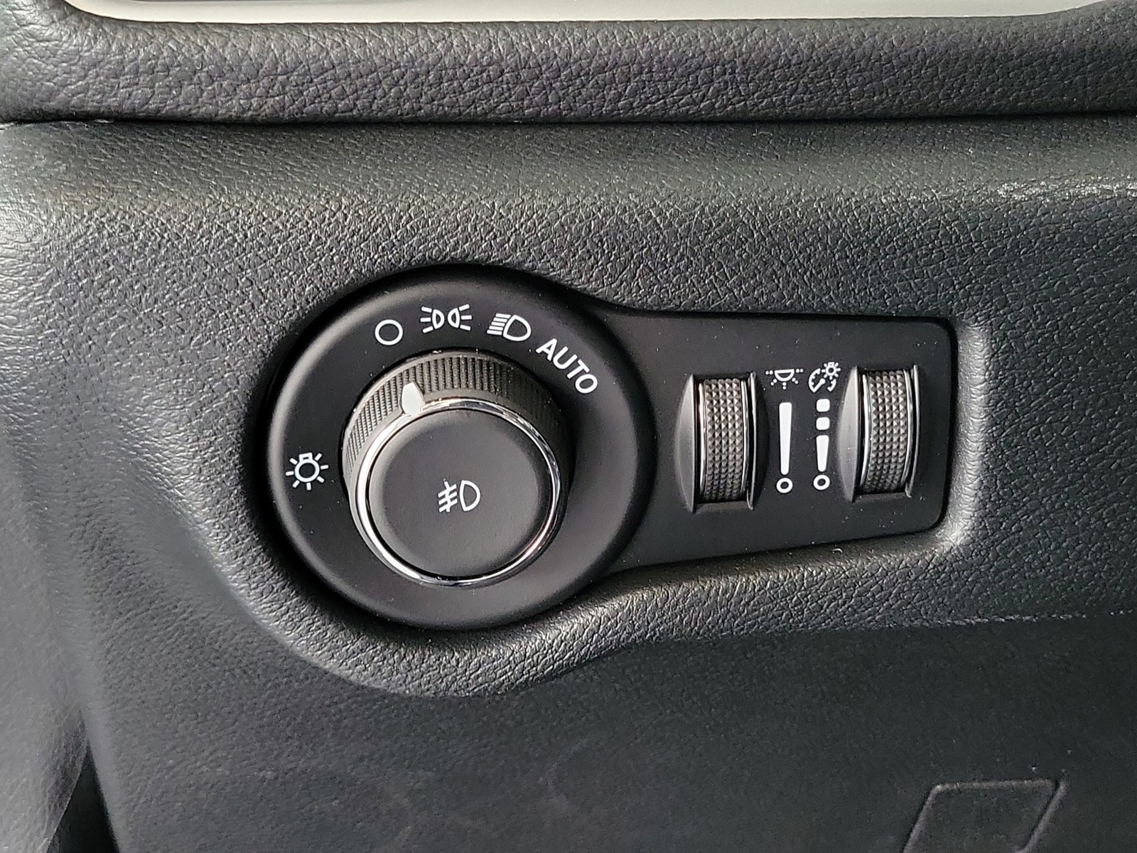 New 2026 Bright White Clearcoat Chrysler Select image 20