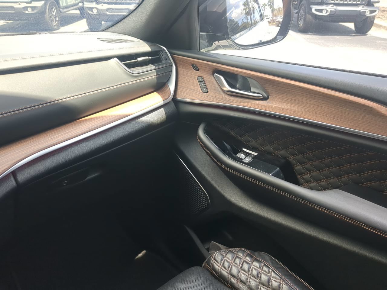 Used 2022 White Jeep Summit image 21