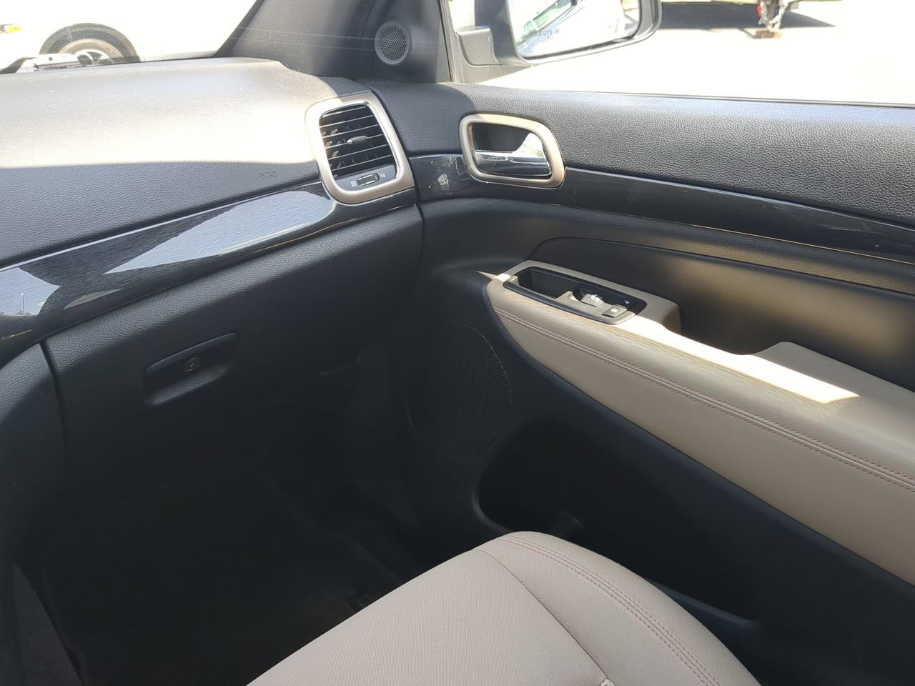Used 2016 White Jeep Laredo image 19
