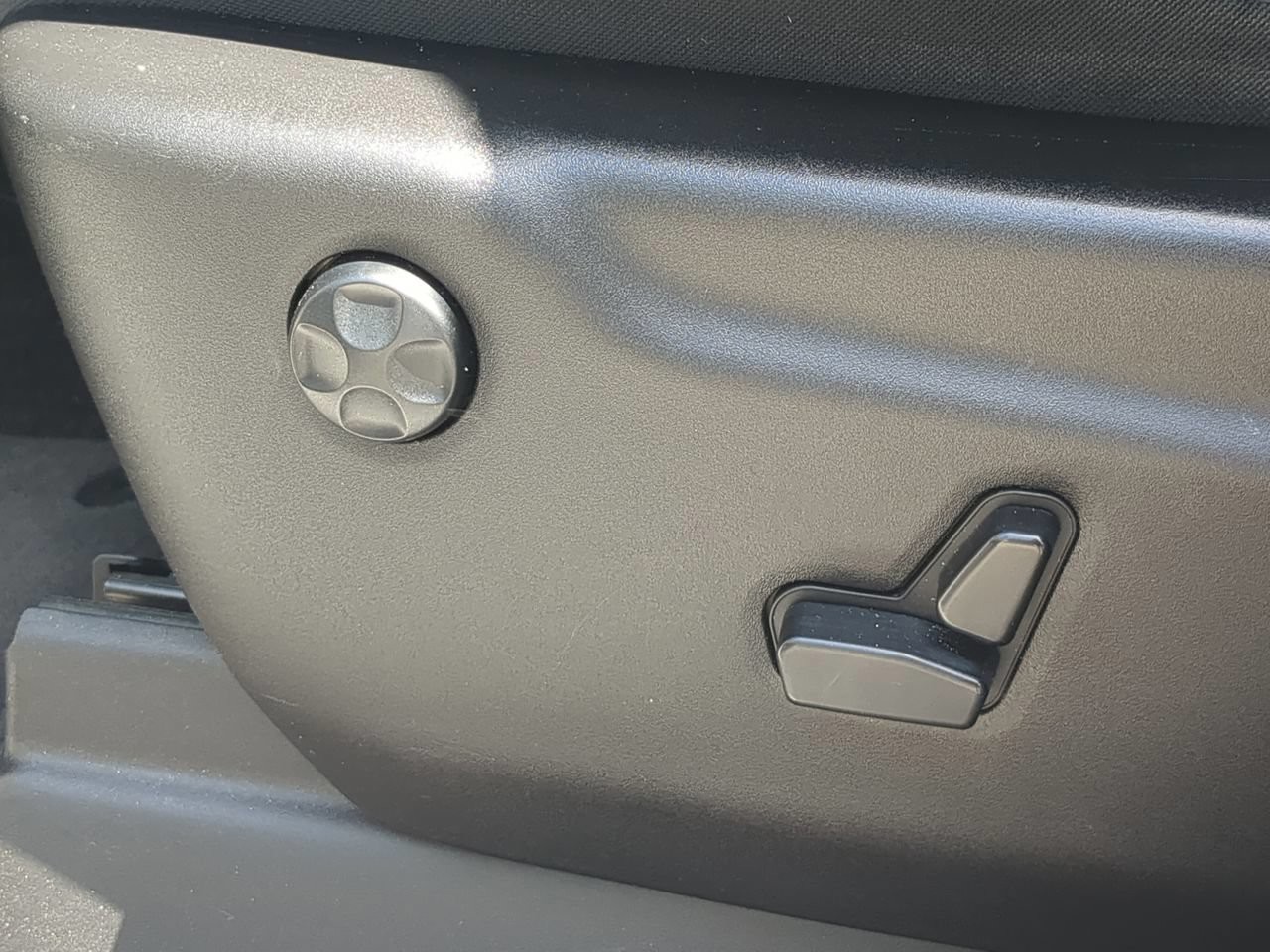Used 2016 White Jeep Laredo image 22