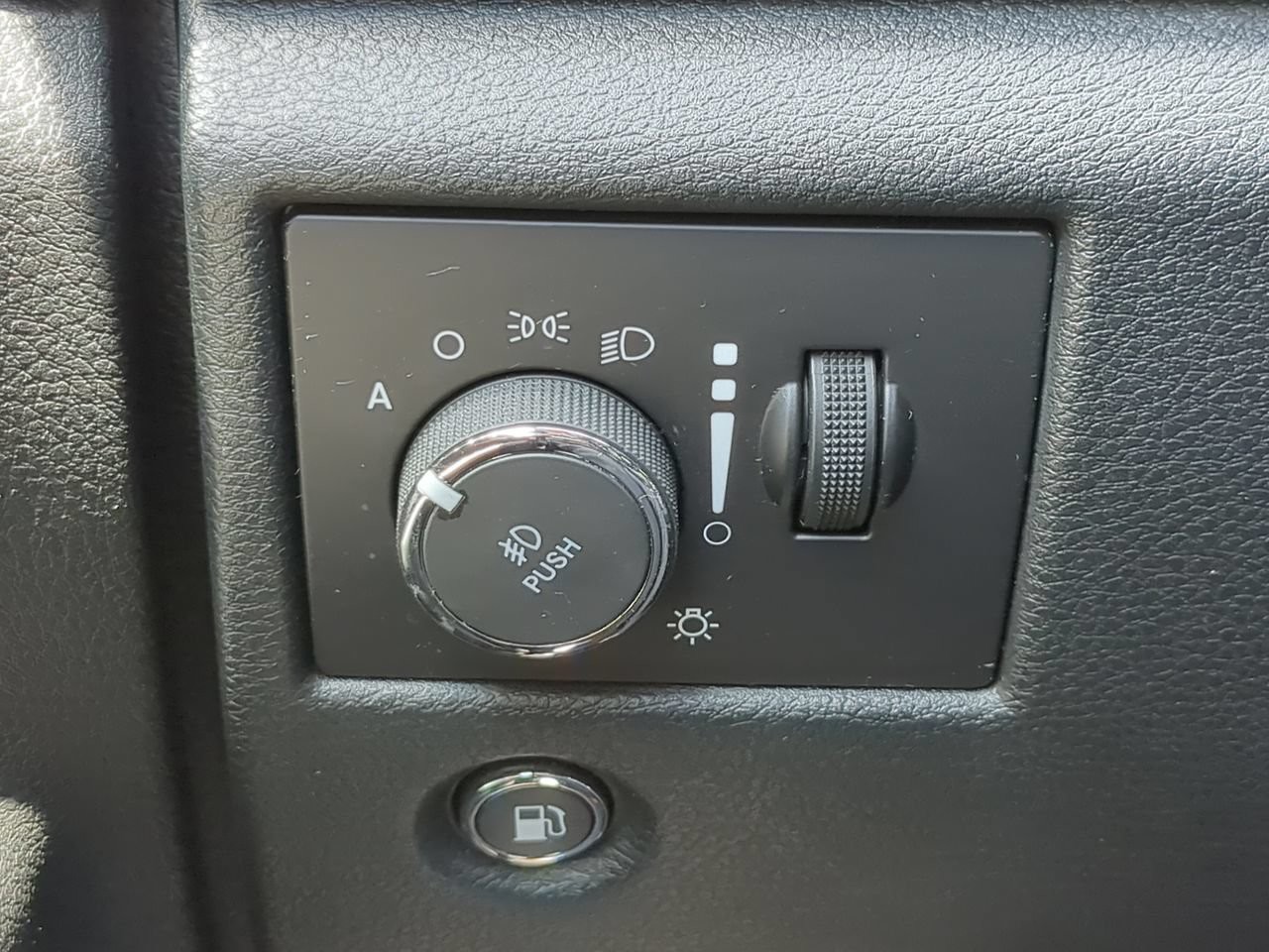 Used 2016 White Jeep Laredo image 28