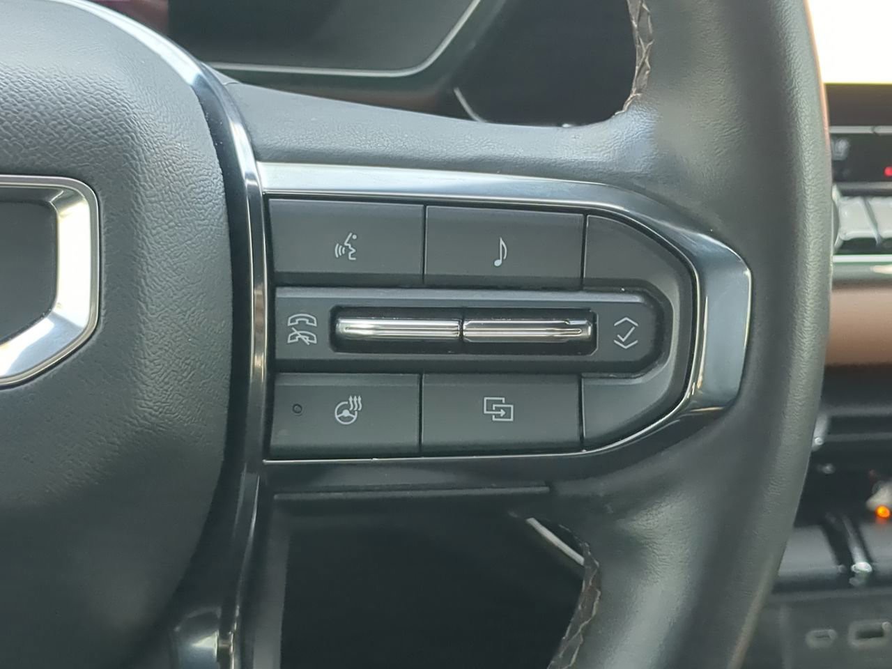 Used 2023 White GMC AT4 image 31