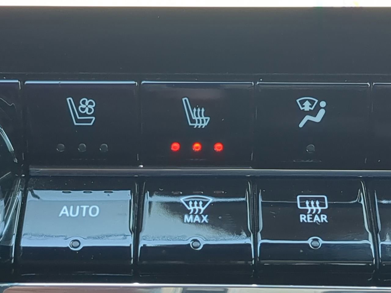 Used 2023 White GMC AT4 image 27