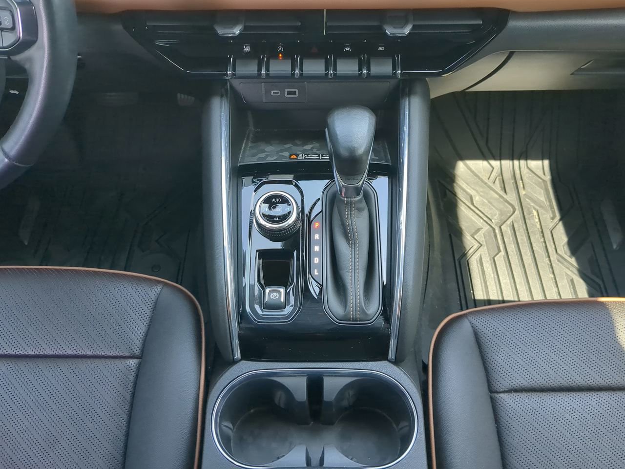 Used 2023 White GMC AT4 image 21