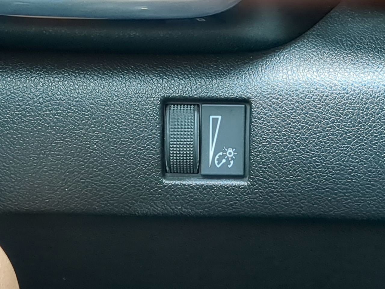Used 2023 White GMC AT4 image 28