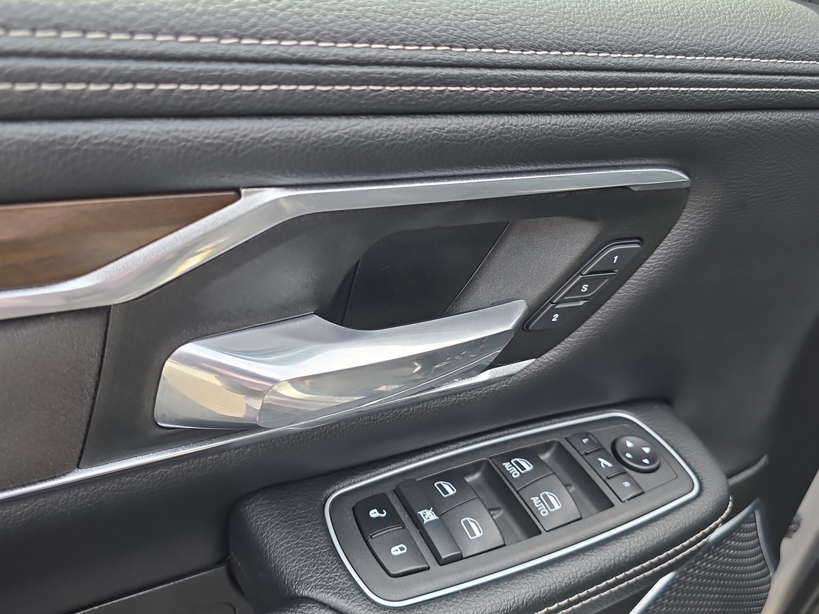 Used 2022 Billet Silver Metallic Clearcoat Ram Laramie image 17