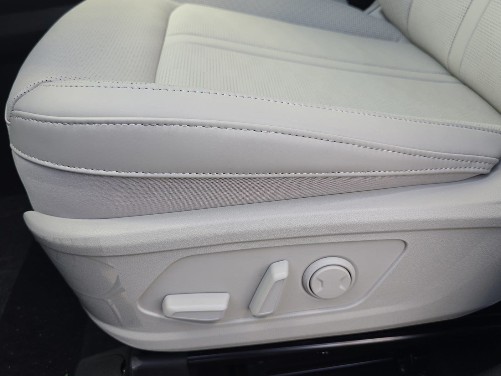 New 2026 Interstellar Gray Kia EX image 22