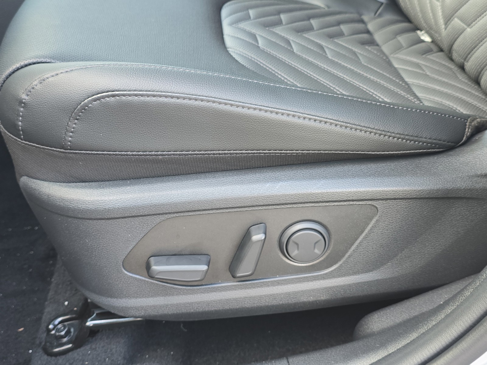 New 2026 Wolf Gray/Black Roof Kia X-Pro Prestige image 23