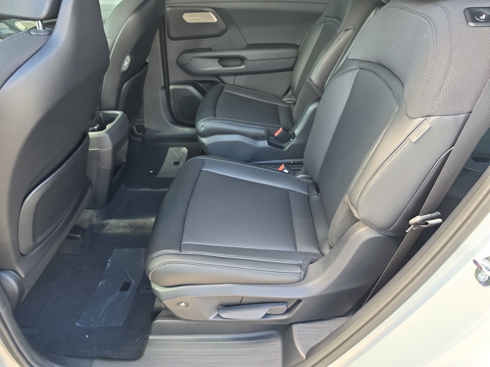New 2027 Ivory Silver Kia S image 16