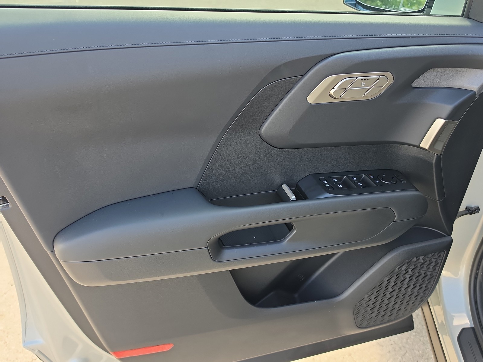 New 2027 Ivory Silver Kia S image 17