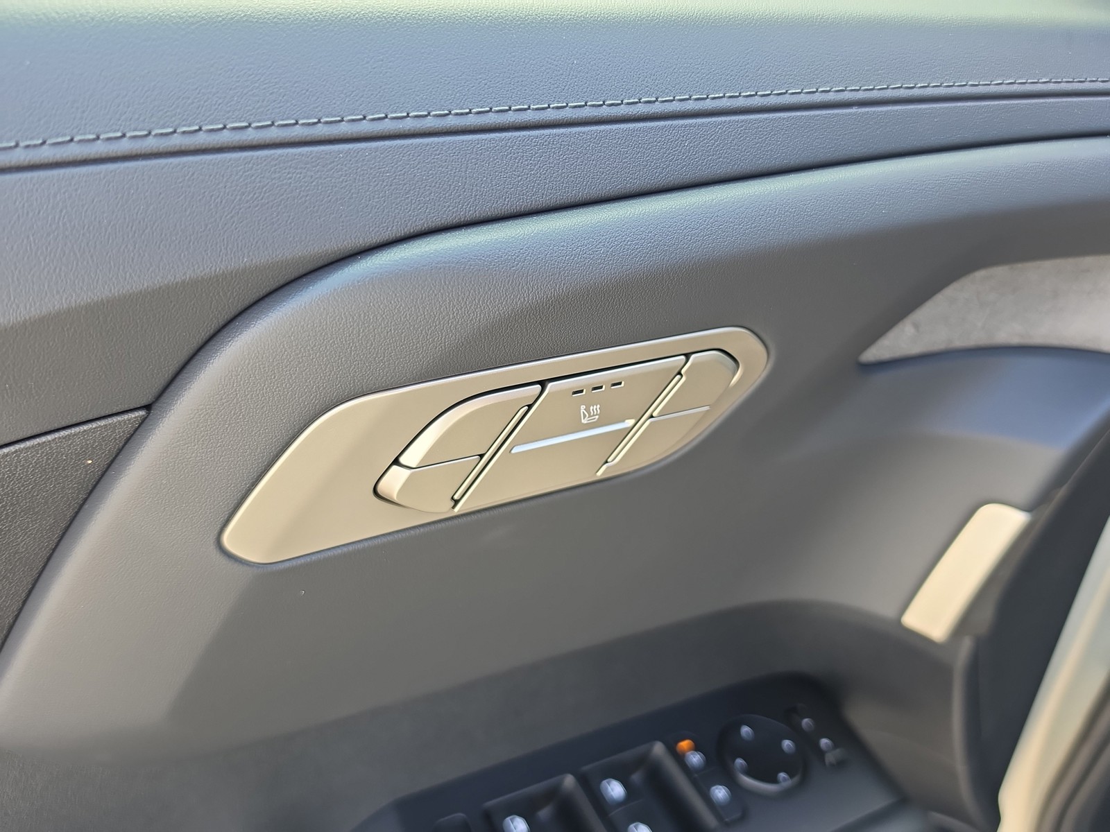 New 2027 Ivory Silver Kia S image 18
