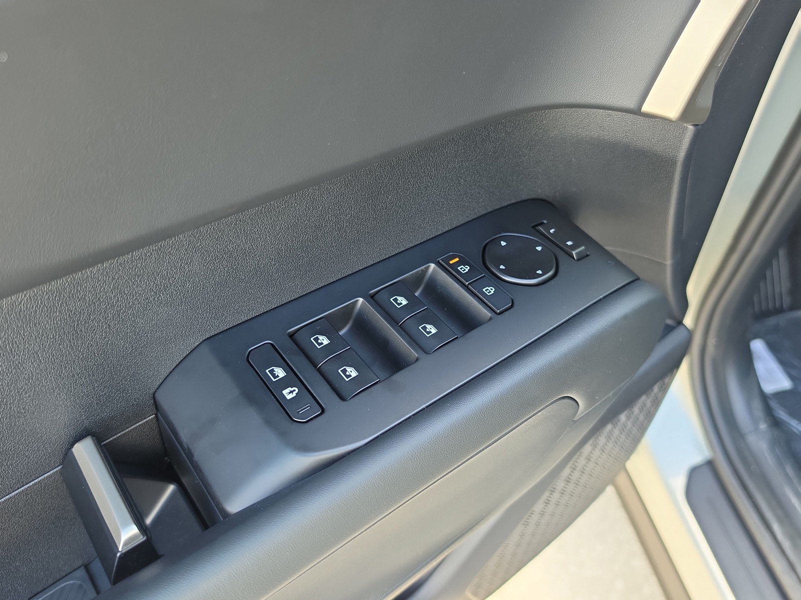 New 2027 Ivory Silver Kia S image 19