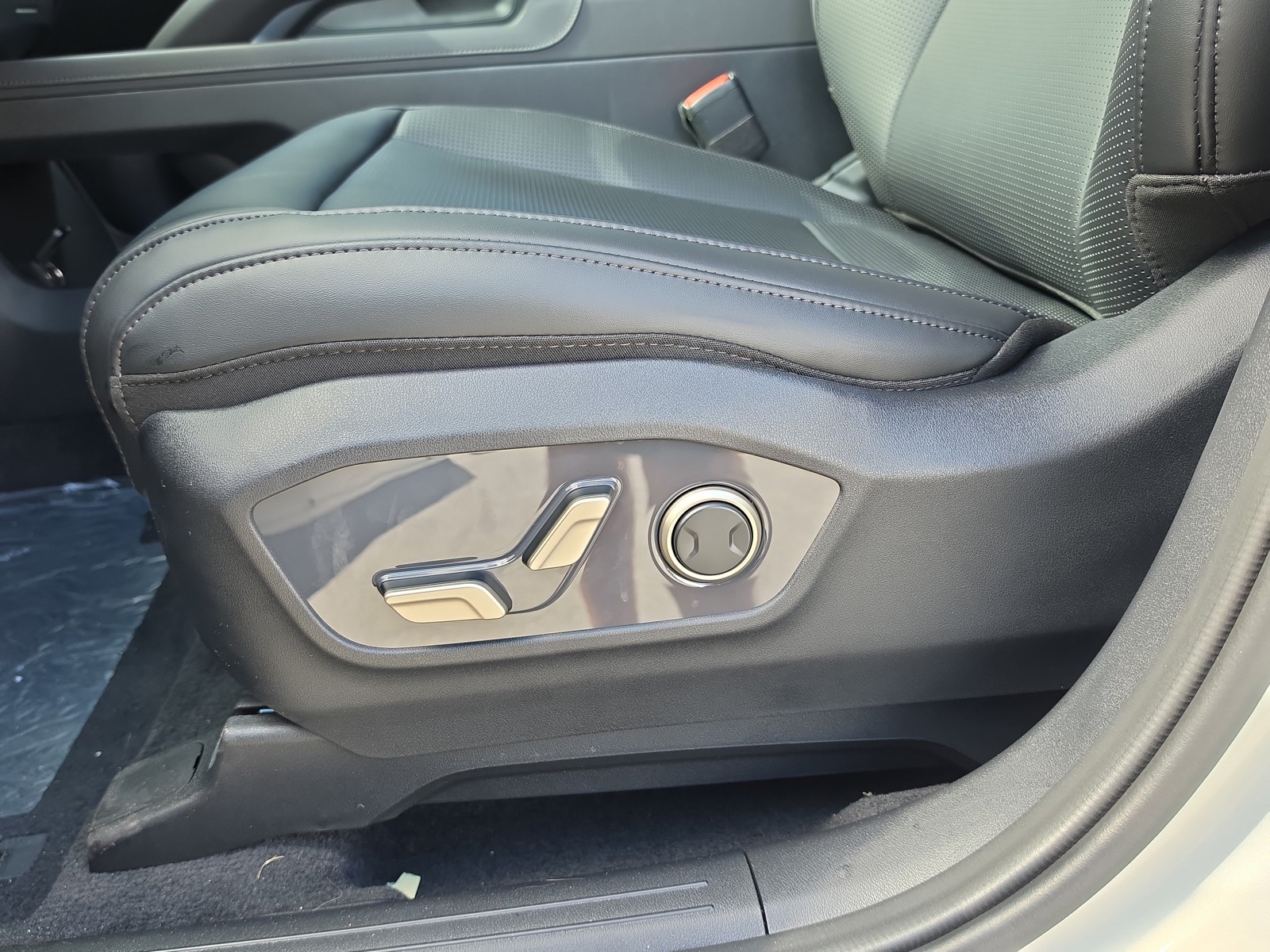 New 2027 Ivory Silver Kia S image 20