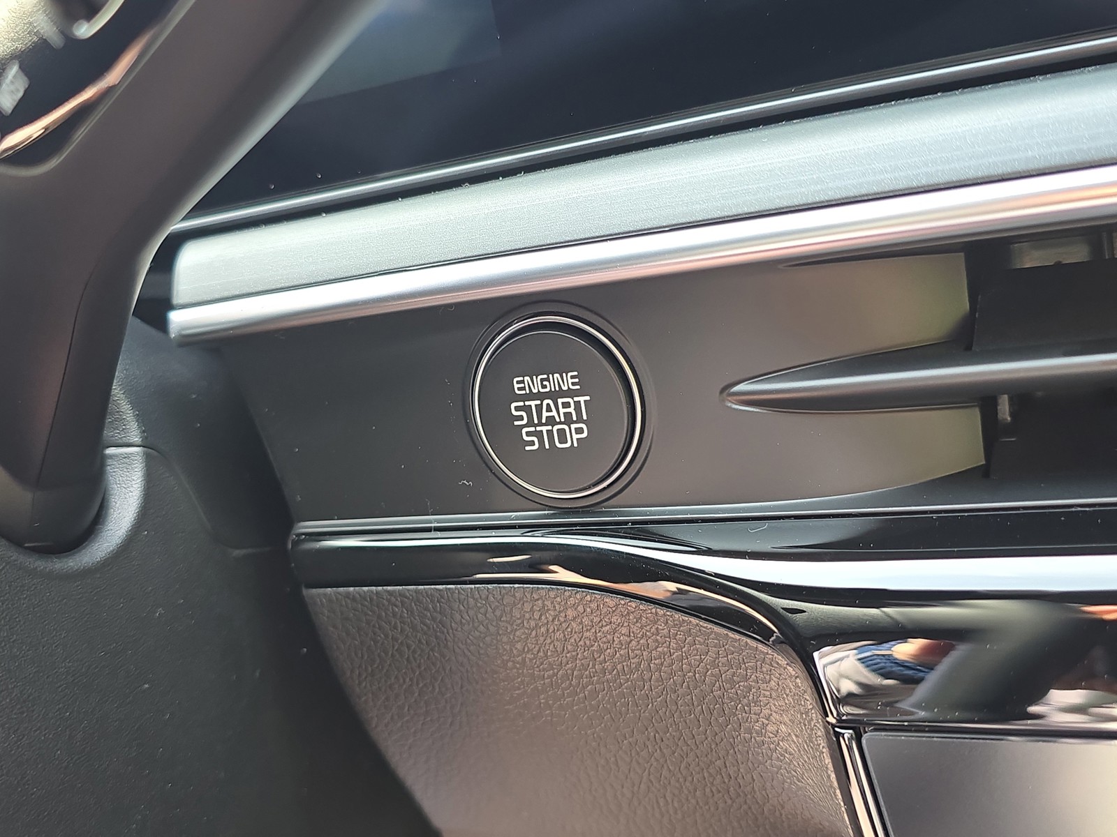New 2026 Snow White Pearl Kia GT-Line image 28