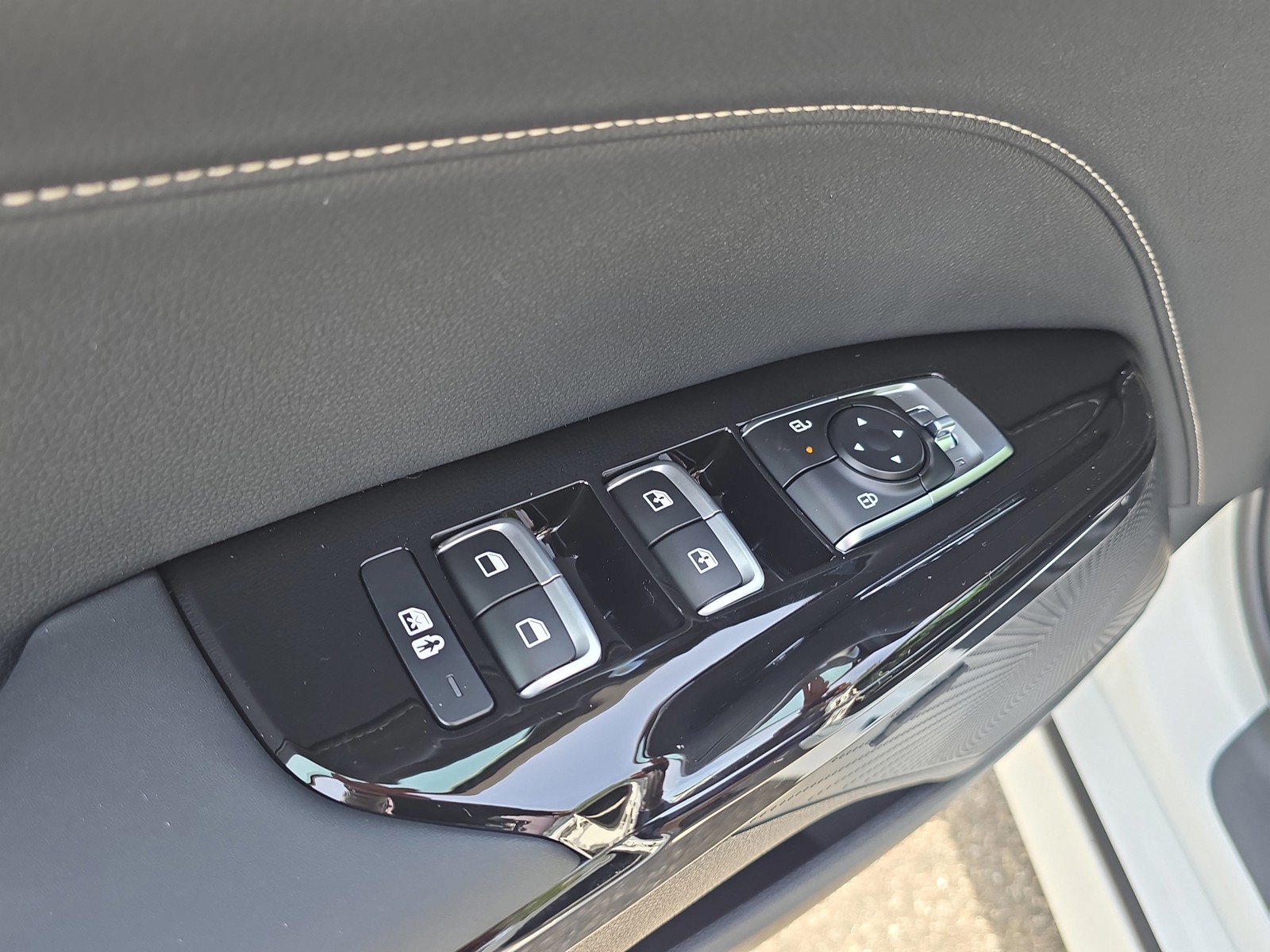 New 2026 Snow White Pearl Kia GT-Line image 19