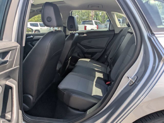 Used 2025  Volkswagen 1.5T SE image 12