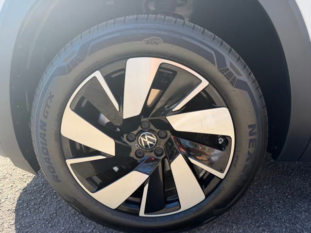 New 2026 White Volkswagen SE w/Technology image 24