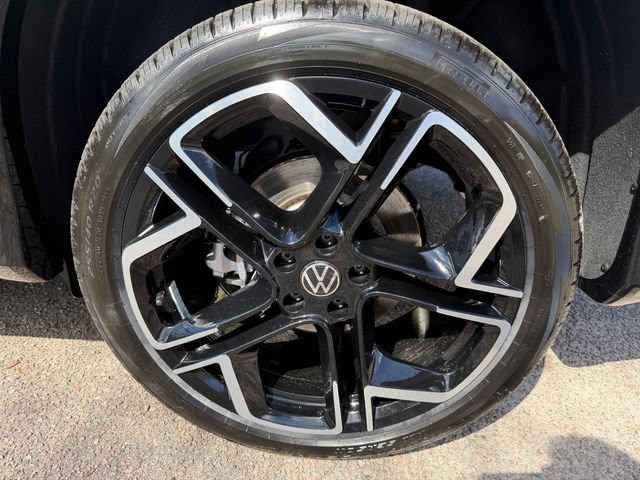 New 2026 Green Volkswagen SEL R-Line Turbo image 33