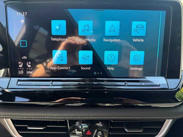 New 2026 White Volkswagen SE w/Technology image 21