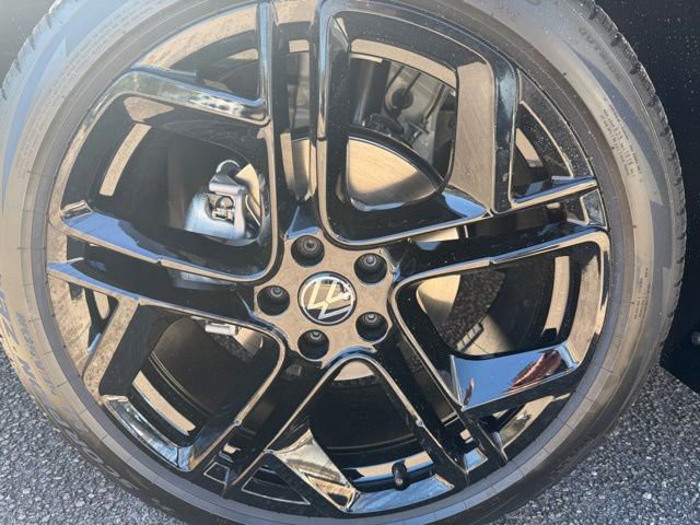 New 2026 White Volkswagen 2.0T SE R-Line Black image 23
