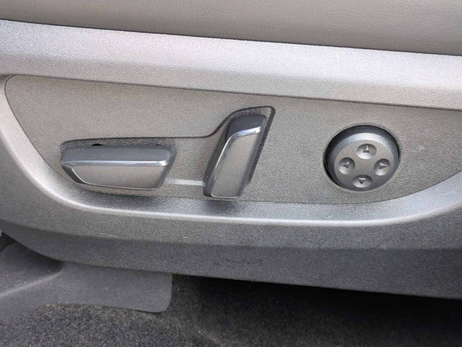 Used 2023 Majestic White INFINITI LUXE image 20